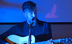 El cantant del grup en el concert